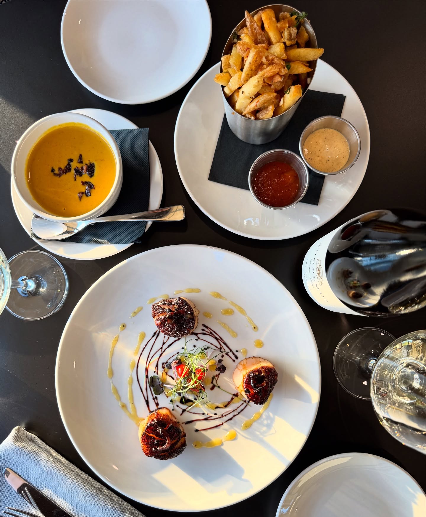 scallops, French fries, soup and wine