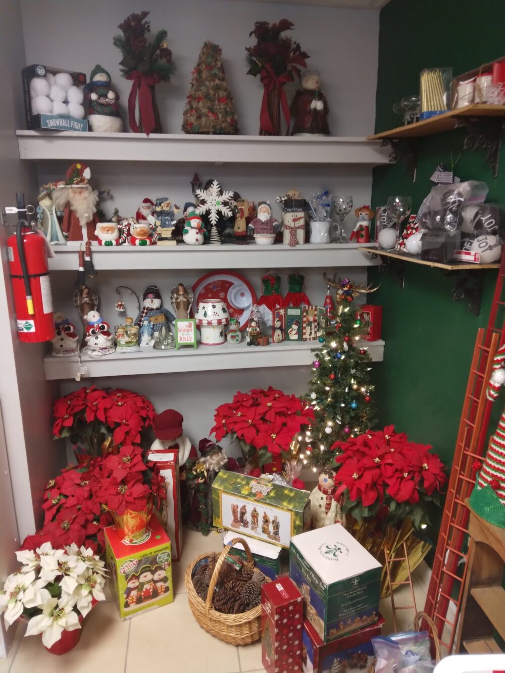 reasons for the seasons novelty shop in Lancaster Ohio - chrsitmas items on display